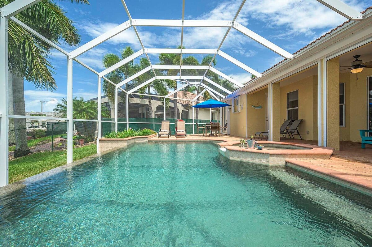 Whirlpool auf der Terrasse mit Blick auf den Kanal bei Sonnenuntergang.