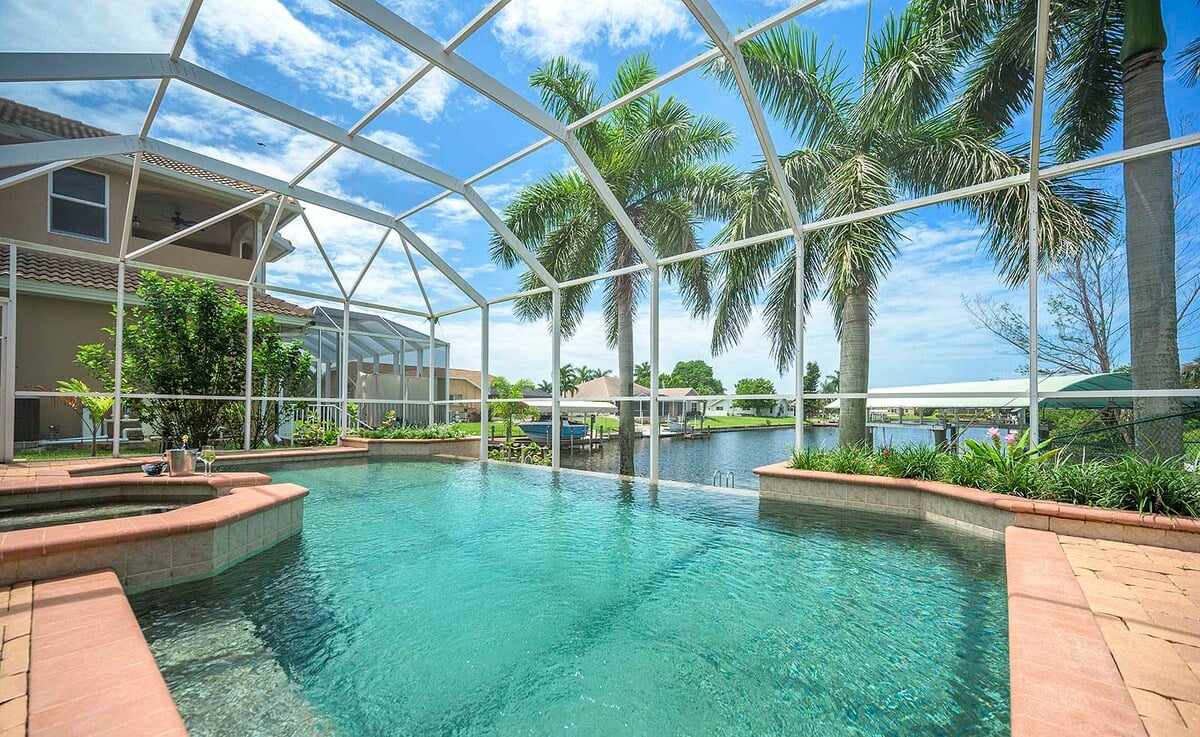 Whirlpool auf der Terrasse mit Blick auf den Kanal bei Sonnenuntergang.