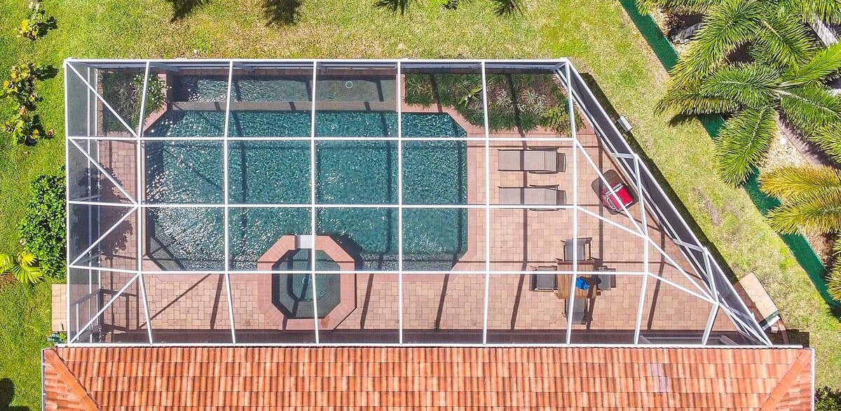 Sunset-Deck am Kanal mit Blick aufs Wasser und Whirlpool.