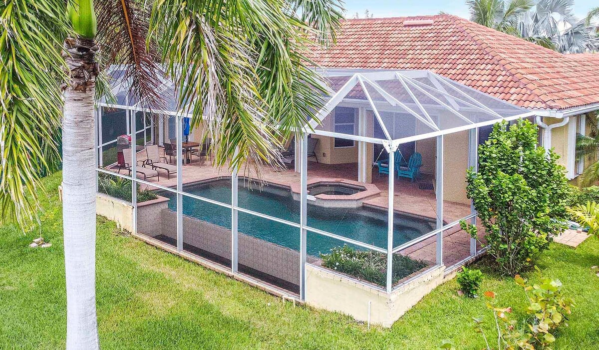 Whirlpool auf der Terrasse mit Blick auf den Kanal bei Sonnenuntergang.