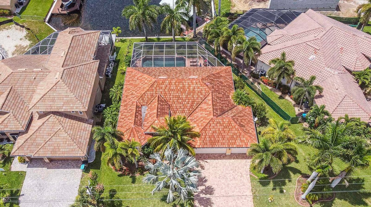 Sonnenuntergangsblick vom Deck am Kanal mit Whirlpool und Sitzbereich.