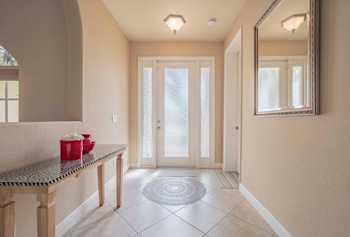 Whirlpool auf der Terrasse mit Blick auf den Kanal.