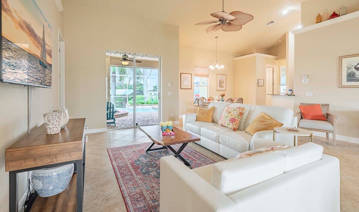 Whirlpool auf der Terrasse mit Blick auf den Kanal bei Sonnenuntergang.