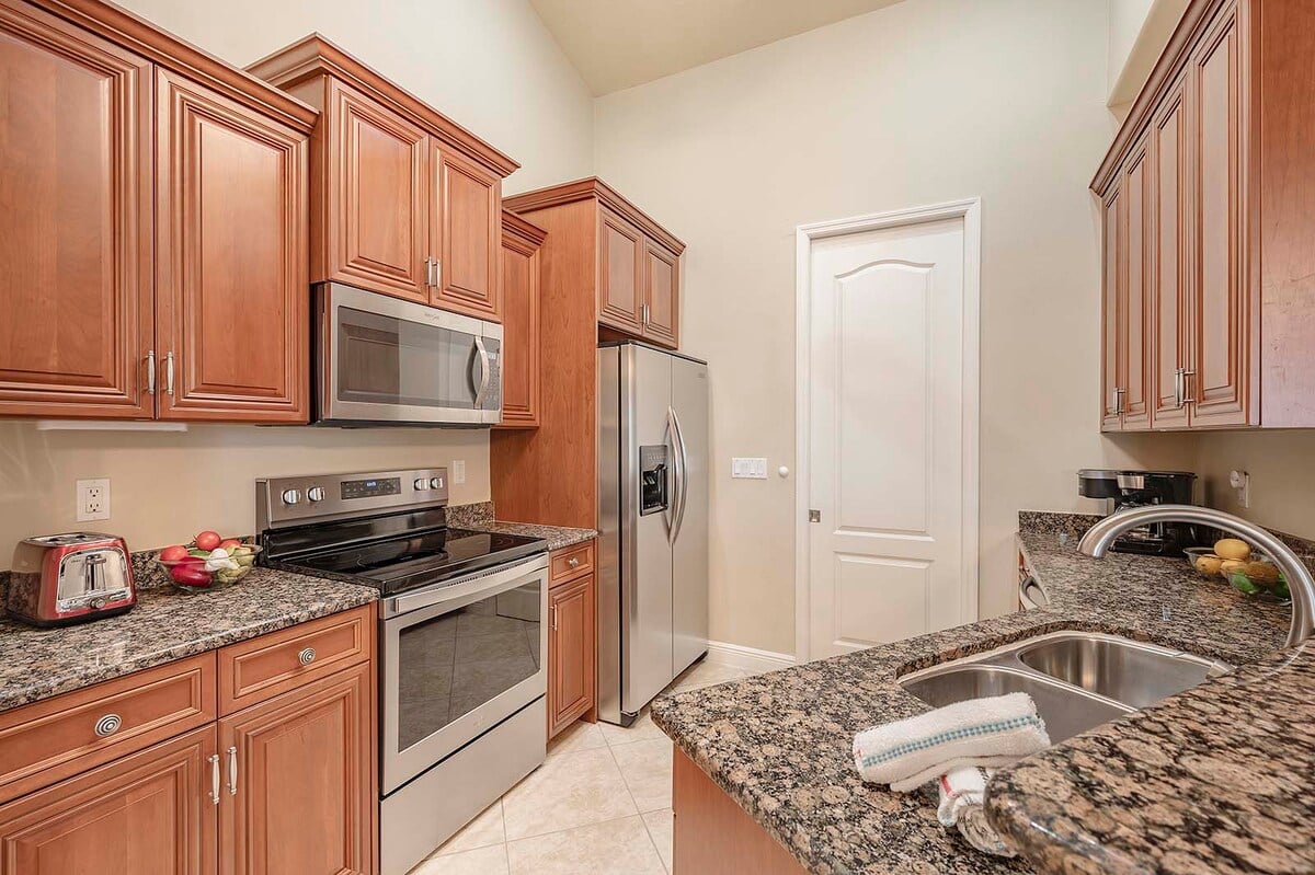 Whirlpool auf der Terrasse mit Blick auf den Kanal.