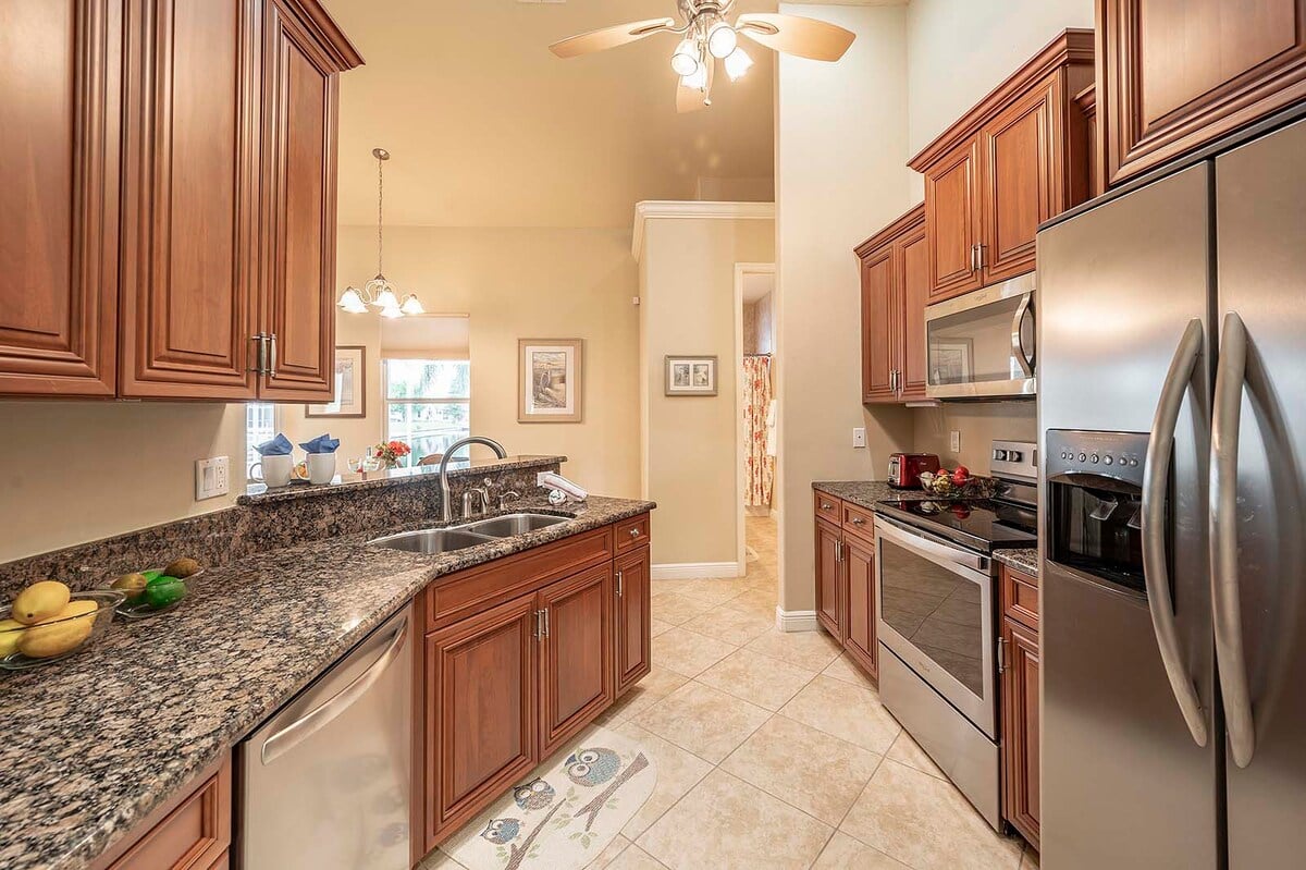 Whirlpool auf der Terrasse mit Blick auf den Kanal.