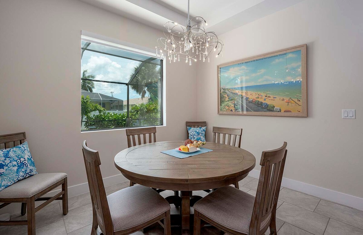 Überdachte Lanai mit Blick auf den Salzwasser-Pool und den Kanal.