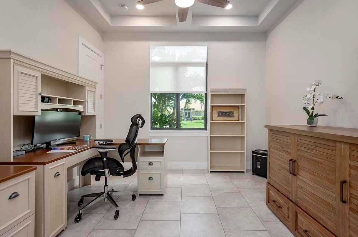 Sonnige Poolterrasse mit Blick auf den Kanal und Outdoor-Bar.