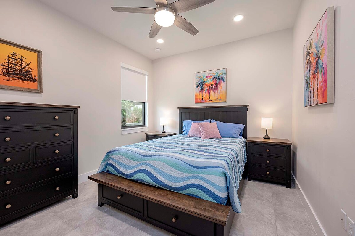 Sonnige Poolterrasse mit Salzwasserpool, Outdoor-Küche und Bar am Kanal.