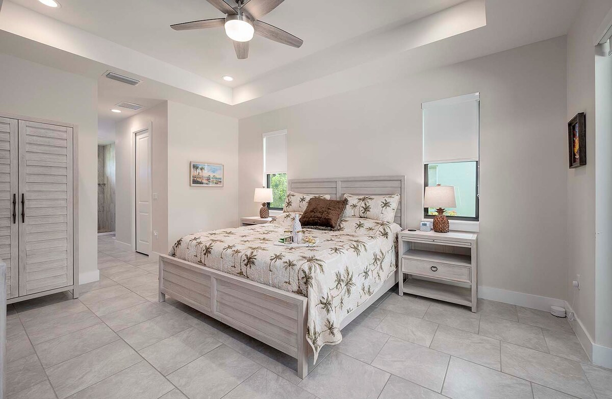 Überdachte Lanai mit Blick auf den Salzwasser-Pool und den Kanal.