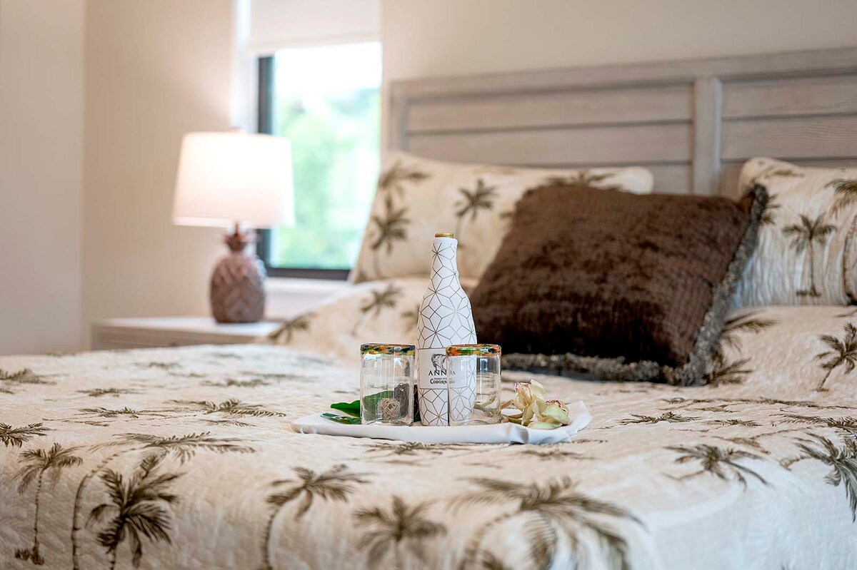 Sonnige Lanai mit Blick auf den Kanal und den Salzwasser-Pool.