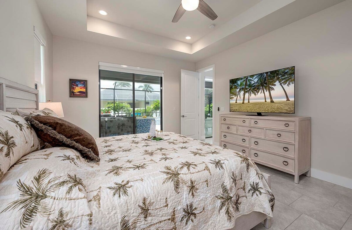 Sonnige Lanai mit Salzwasser-Pool, Liegen und Blick auf den Kanal.