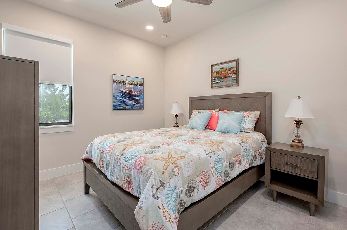 Überdachte Lanai mit Blick auf den Salzwasser-Pool und den Kanal.