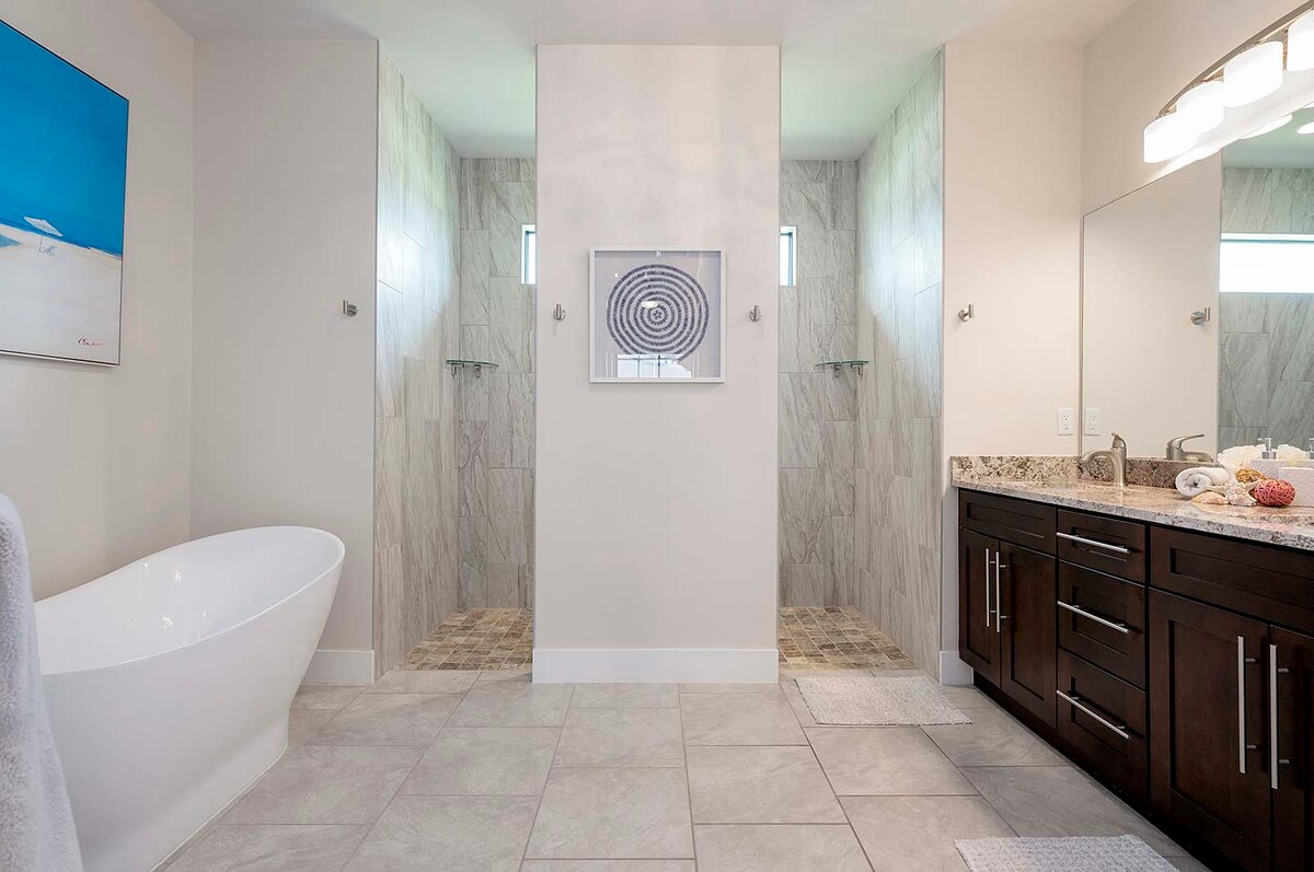 Überdachte Lanai mit Blick auf den Salzwasserpool und den Kanal.