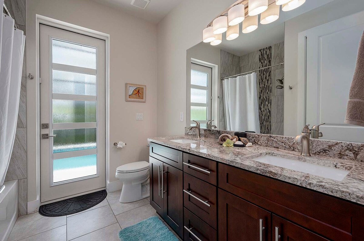 Überdachte Lanai mit Blick auf den Salzwasser-Pool und den Kanal.