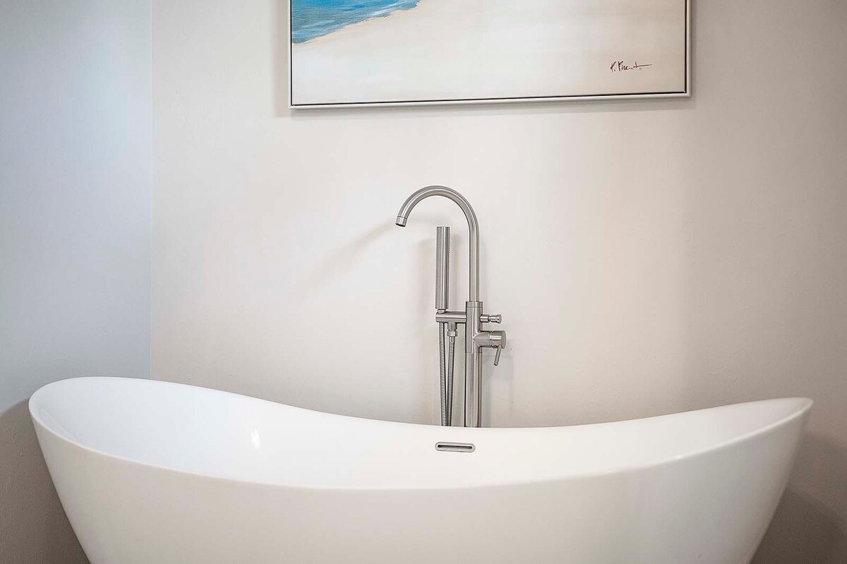 Sonnige Poolterrasse mit Salzwasser-Pool, Outdoor-Küche und Bar am Kanal.