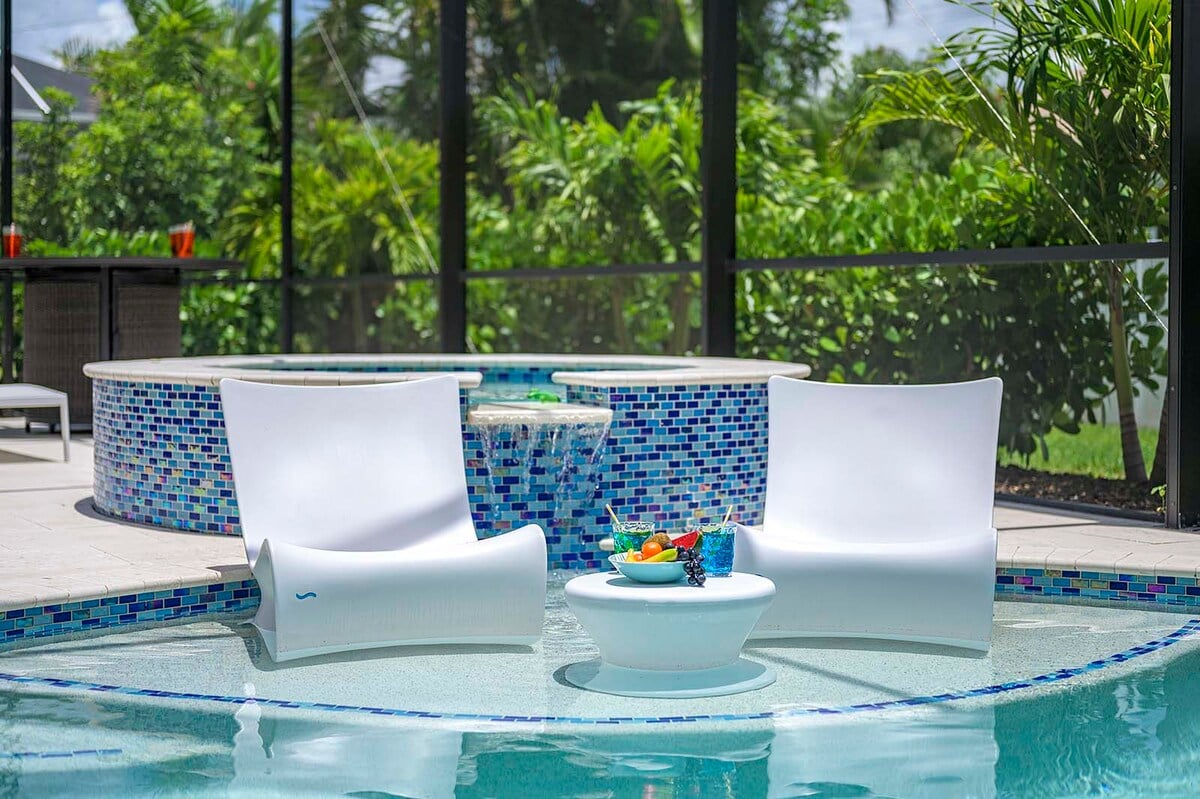 Sonnige Poolterrasse mit Lanai und Blick auf den Kanal.