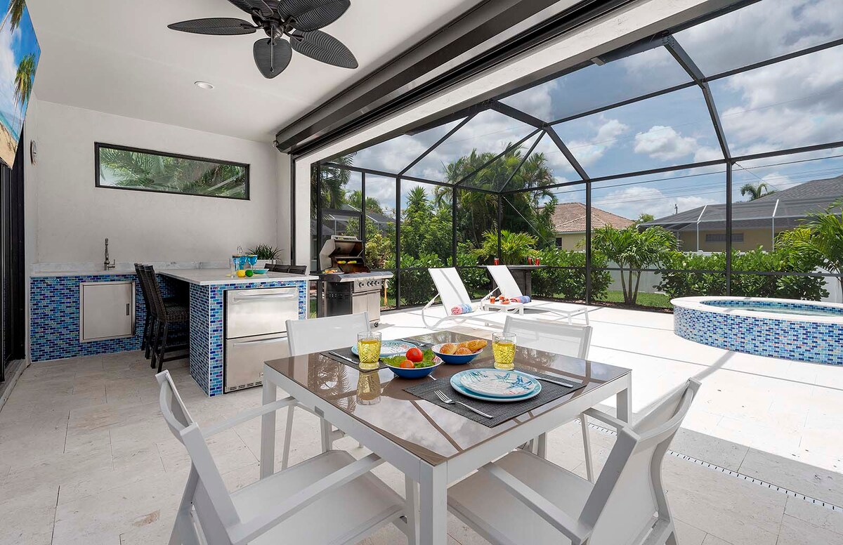 Überdachte Lanai mit Blick auf den Salzwasser-Pool und den Kanal.