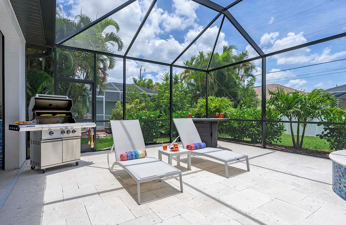 Sonnige Lanai mit Salzwasser-Pool und Blick auf den Kanal.