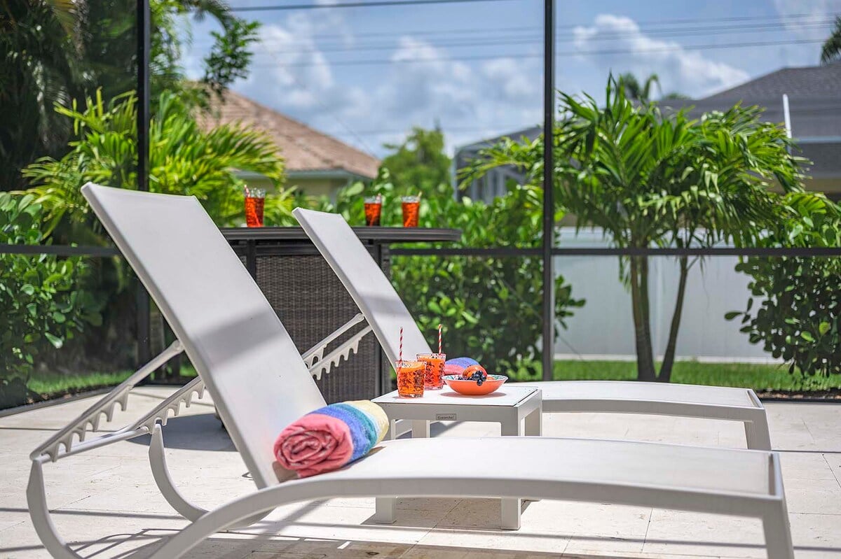 Sonnige Lanai mit Blick auf den Kanal und Salzwasser-Pool.
