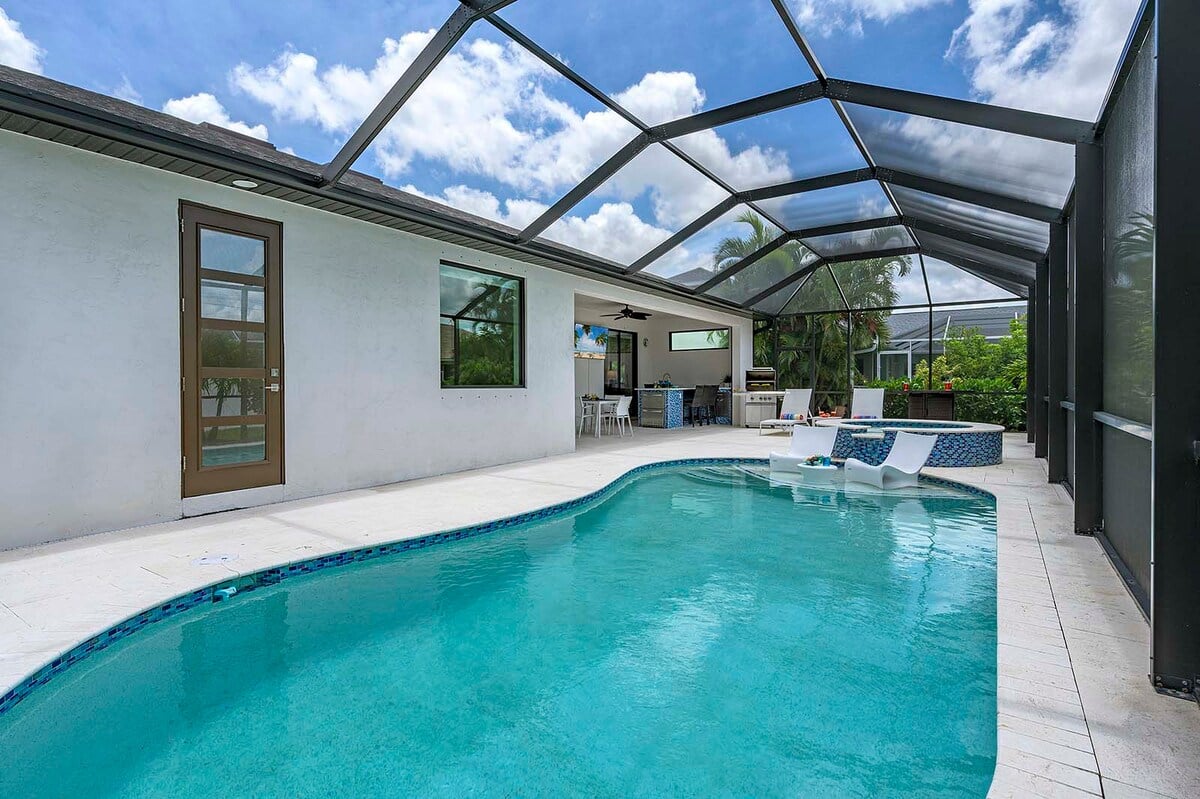 Sonnige Lanai mit Blick auf den Kanal und den Poolbereich.