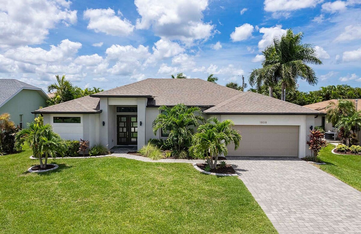 Sonnige Poolterrasse mit Salzwasser-Pool, Outdoor-Küche und Bar am Kanal.