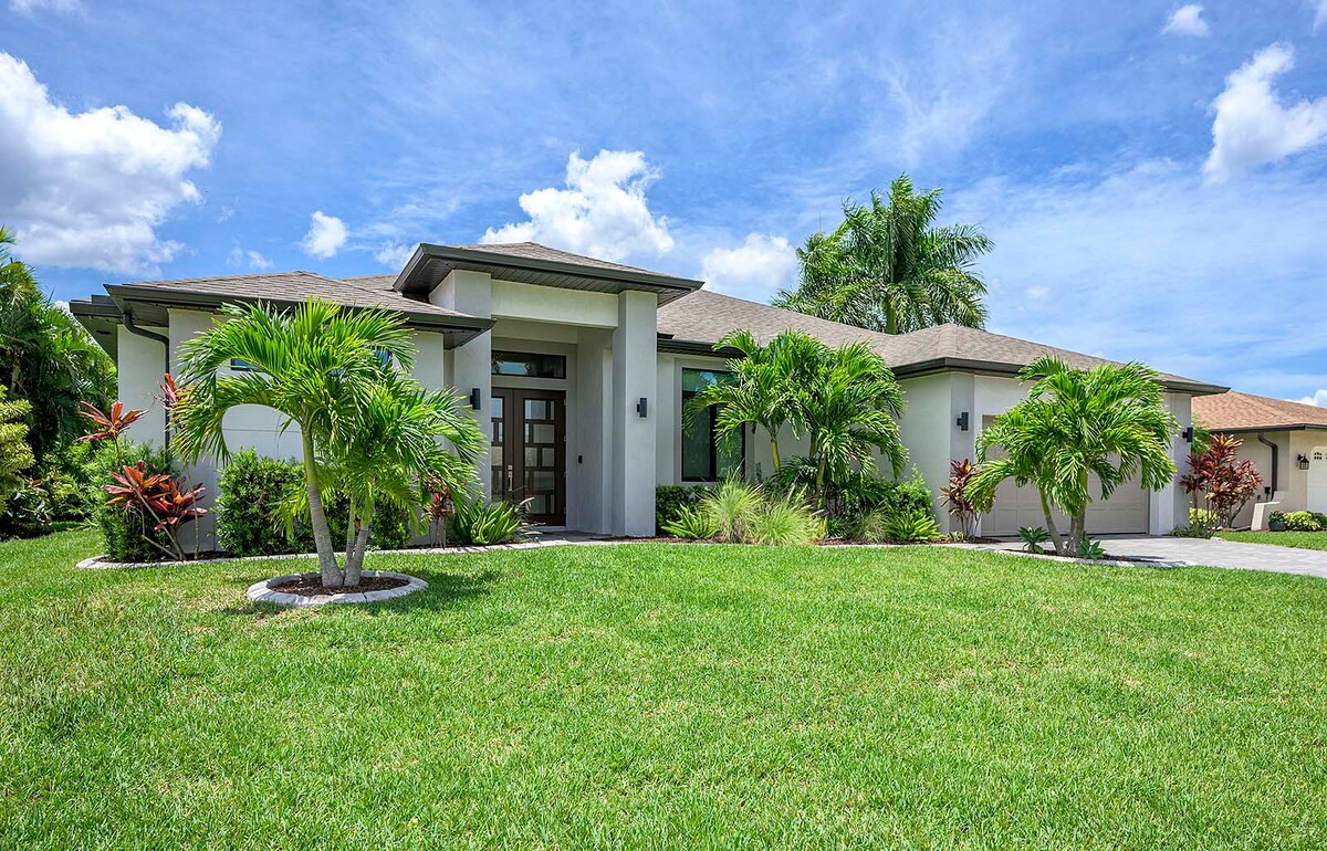 Sonnige Lanai mit Salzwasser-Pool und Blick auf den Kanal.