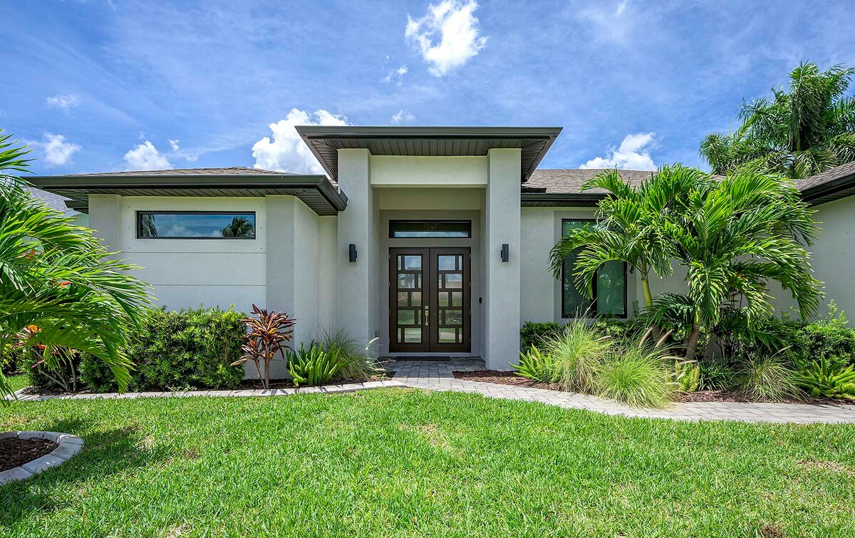 Sonnige Poolterrasse mit Salzwasser-Pool, Outdoor-Küche und Bar am Kanal.