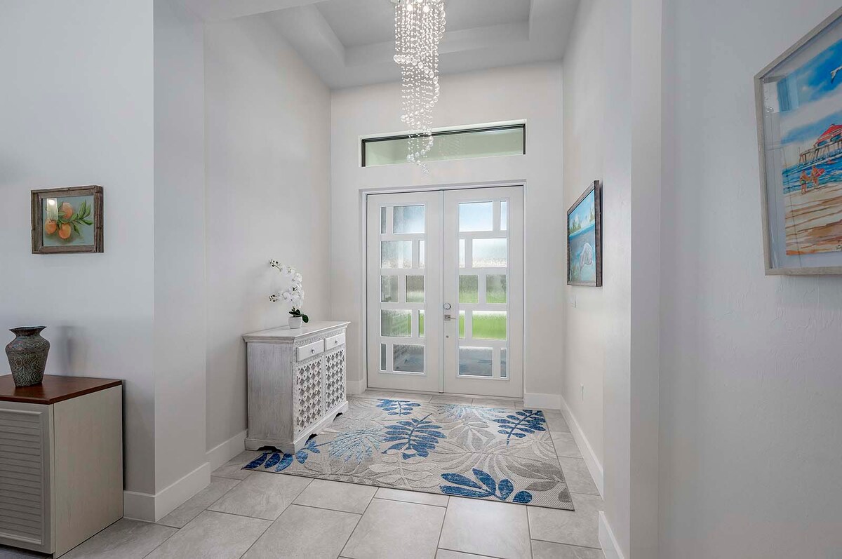 Sonnige Lanai mit Salzwasser-Pool, Outdoor-Küche und Blick auf den Kanal.