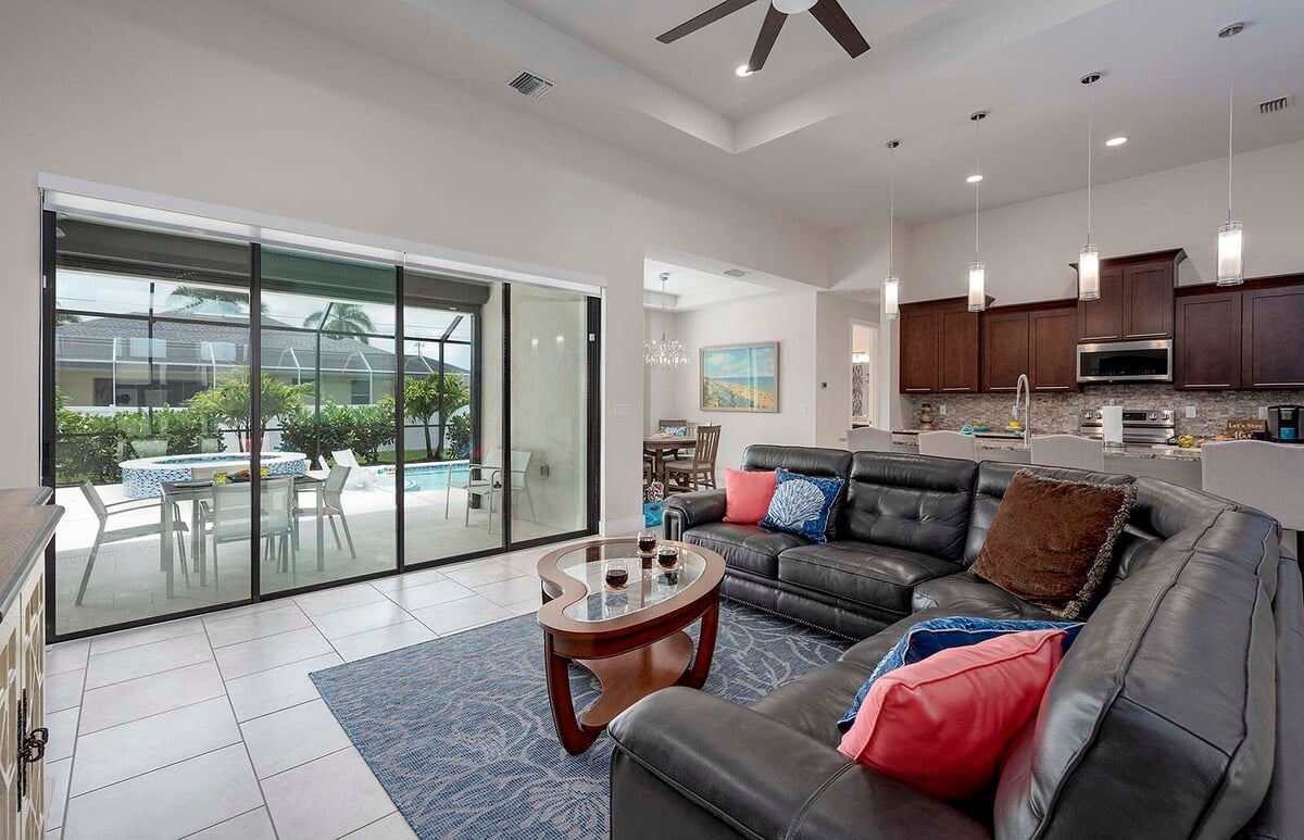 Sonnige Poolterrasse am Kanal mit Salzwasser-Pool und Outdoor-Küche mit Bar.