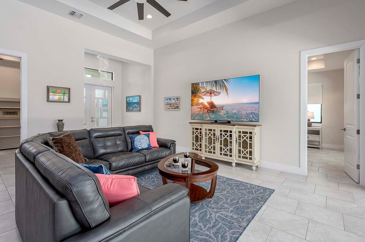 Sonnige Lanai mit Blick auf den Kanal und Poolbereich.