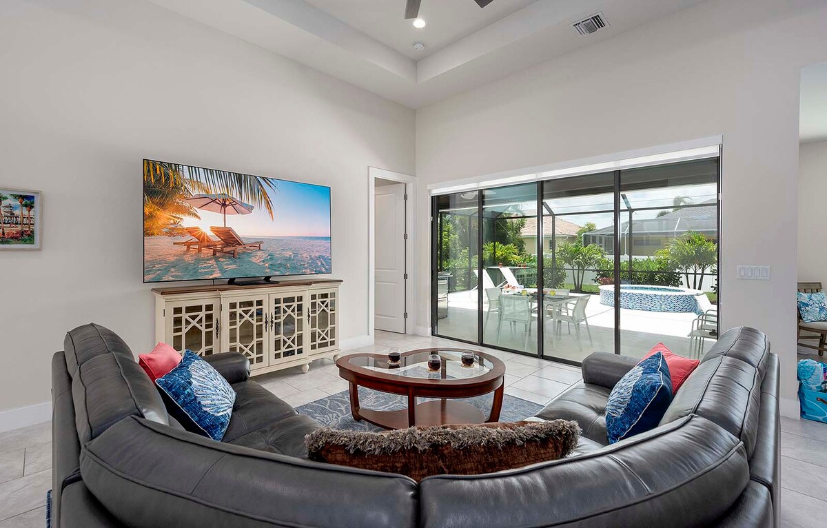 Sonnige Poolterrasse mit Salzwasser-Pool, Outdoor-Küche und Bar am Kanal.