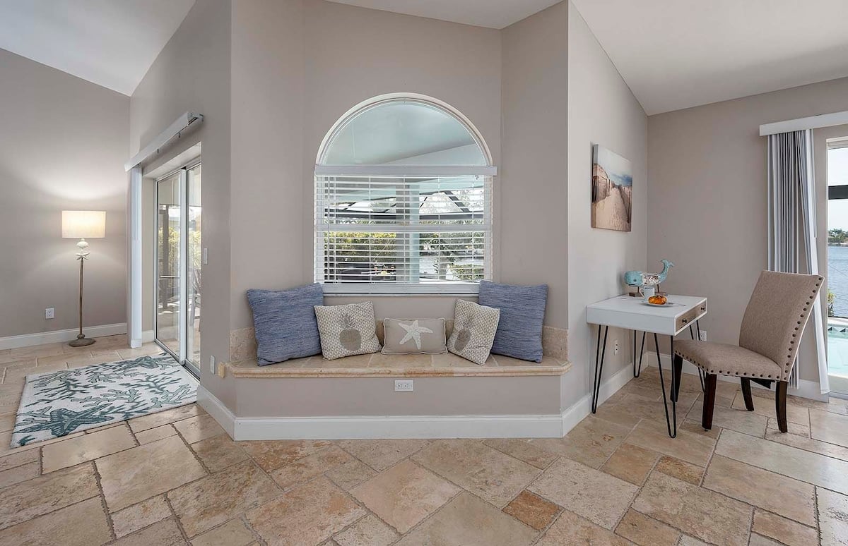 Beheizter Pool mit Sonnenliegen auf der Lanai am Kanal.