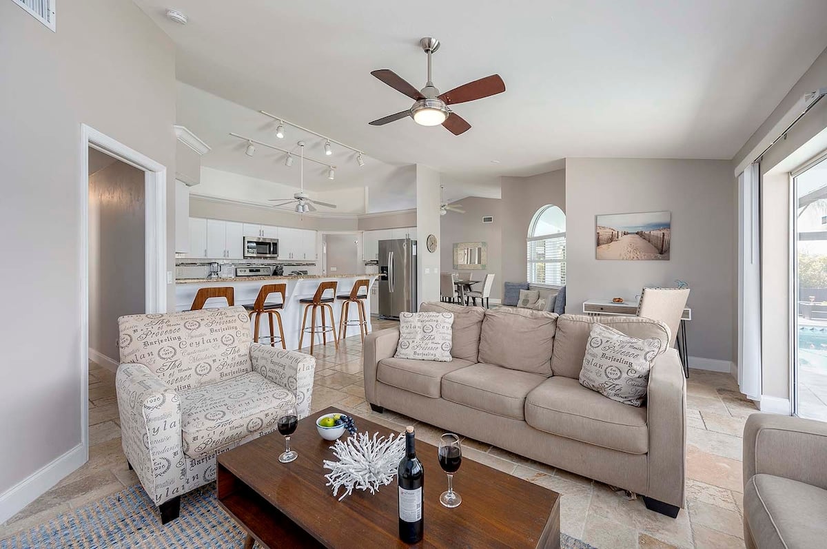 Beheizter Pool mit Sonnenliegen auf der Lanai am Kanal.