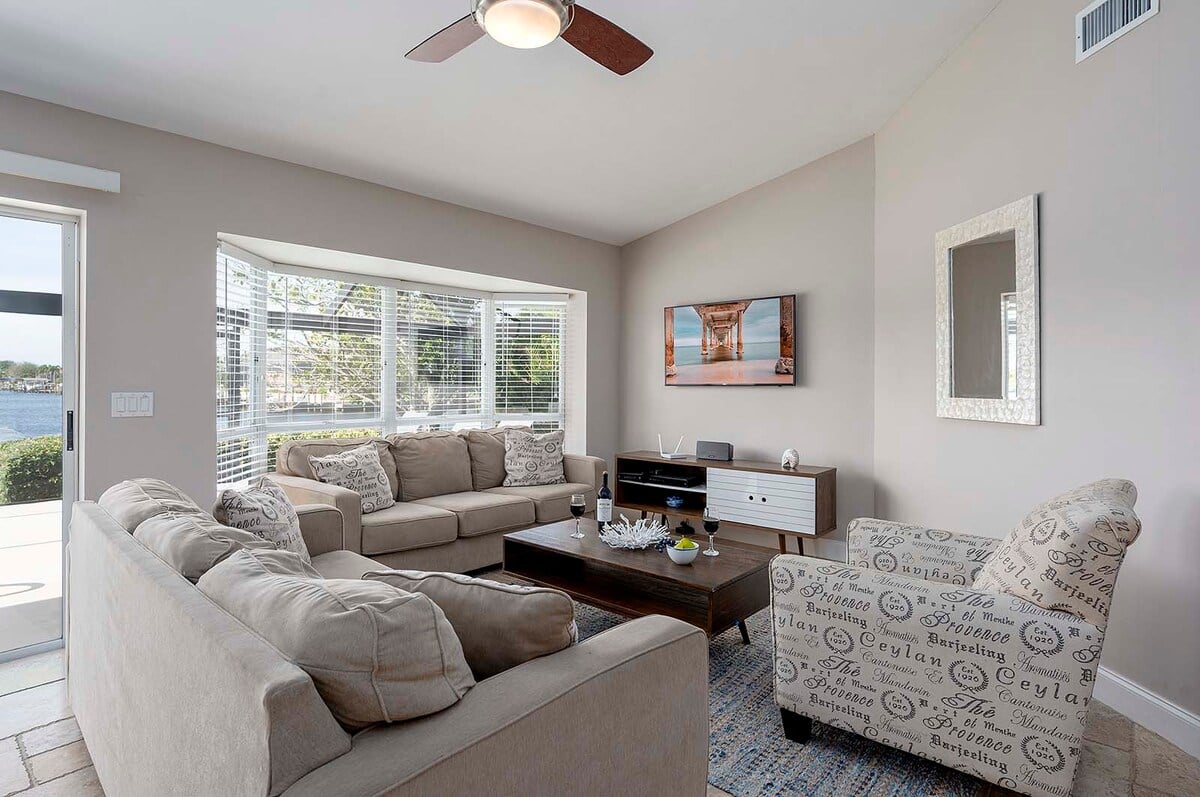 Beheizter Poolbereich mit Sonnenliegen und Blick auf den Kanal.