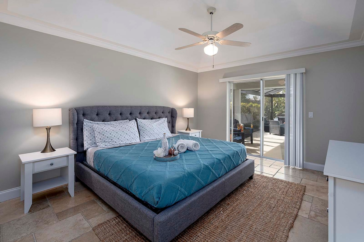 Beheizter Poolbereich mit Sonnenliegen und Blick auf den Kanal.