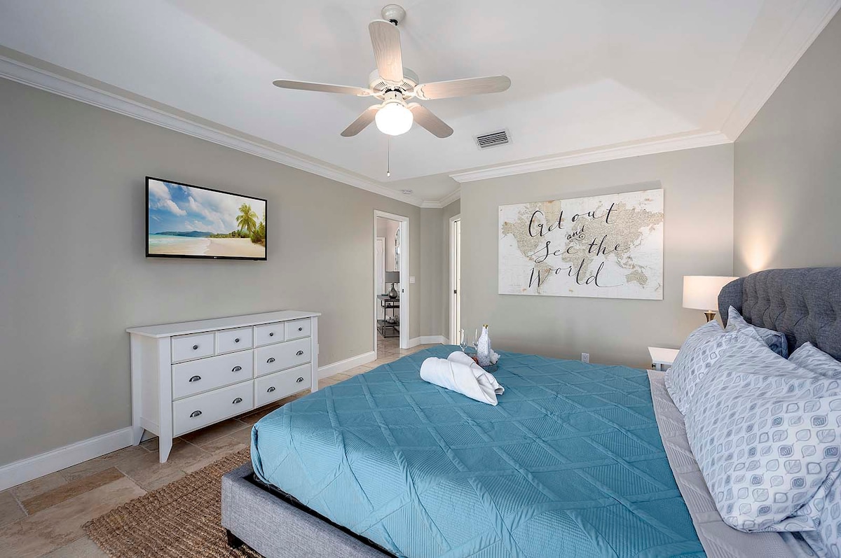 Beheizter Poolbereich mit Sonnenliegen und Blick auf den Kanal.