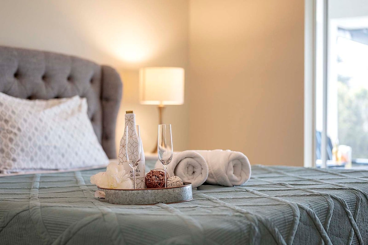 Beheizter Poolbereich mit Sonnenliegen und Blick auf den Kanal.