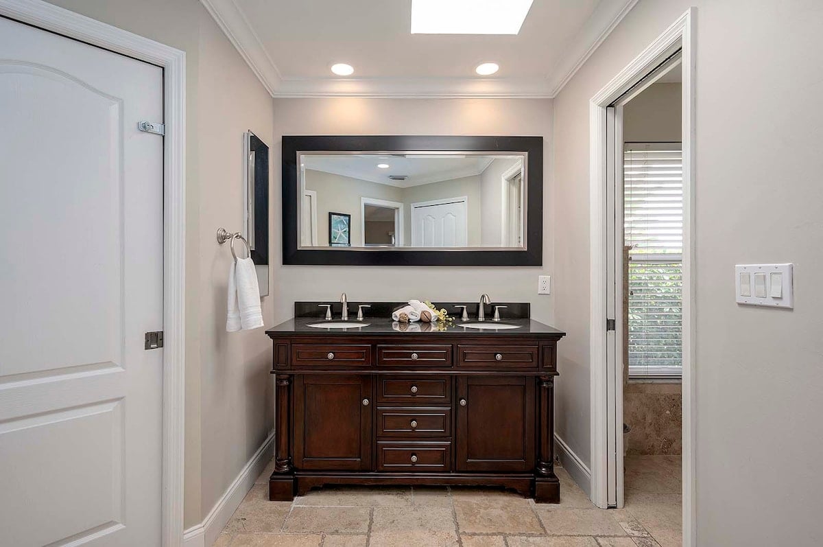 Beheizter Poolbereich mit Lanai und Blick auf den Kanal.