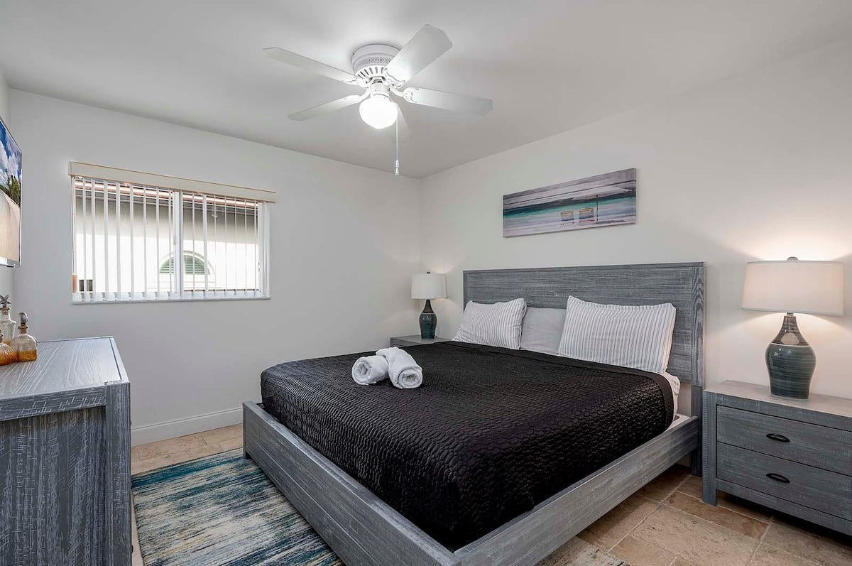 Beheizter Pool mit Sonnenliegen auf der Terrasse am Kanal.