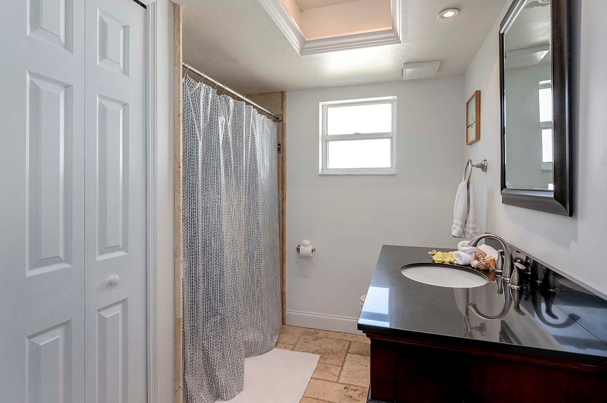 Beheizter Poolbereich mit Sonnenliegen und Blick auf den Kanal.