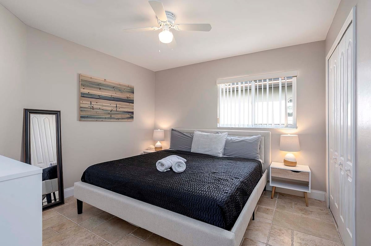 Beheizter Poolbereich mit Sonnenliegen und Blick auf den Kanal.