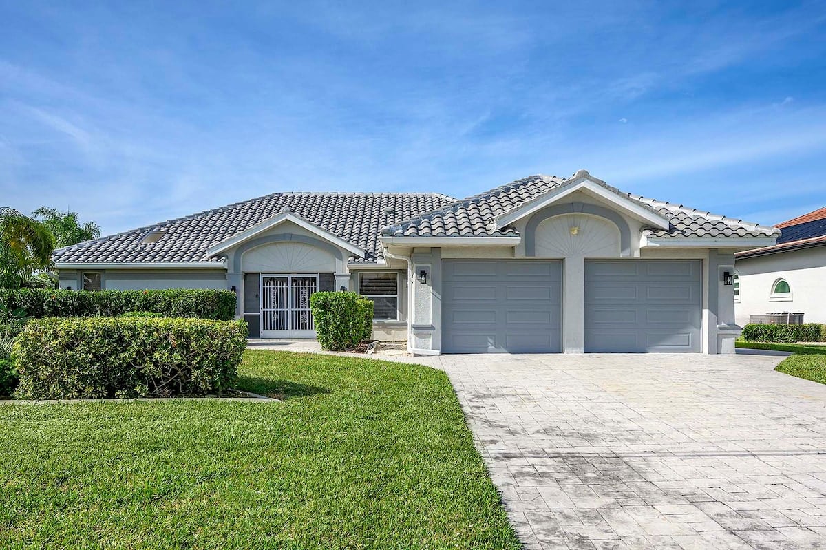 Beheizter Poolbereich mit Lanai und Blick auf den Kanal.
