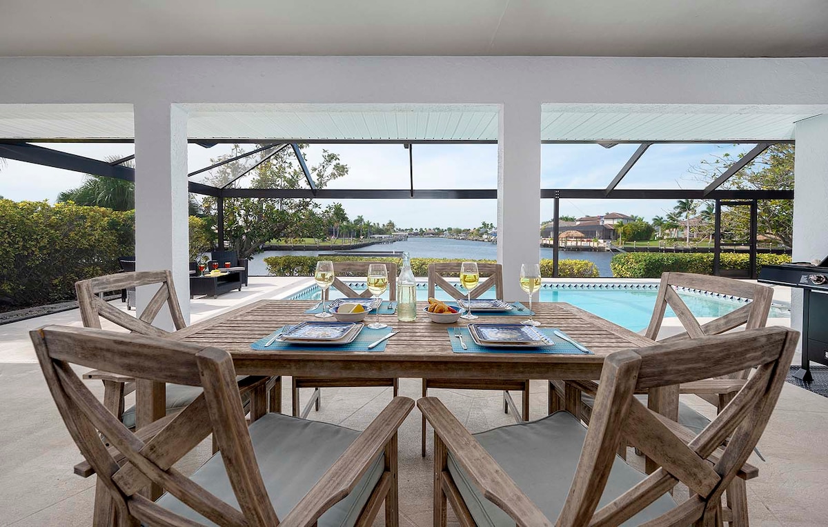 Beheizter Poolbereich mit Sonnenliegen und Blick auf den Kanal.