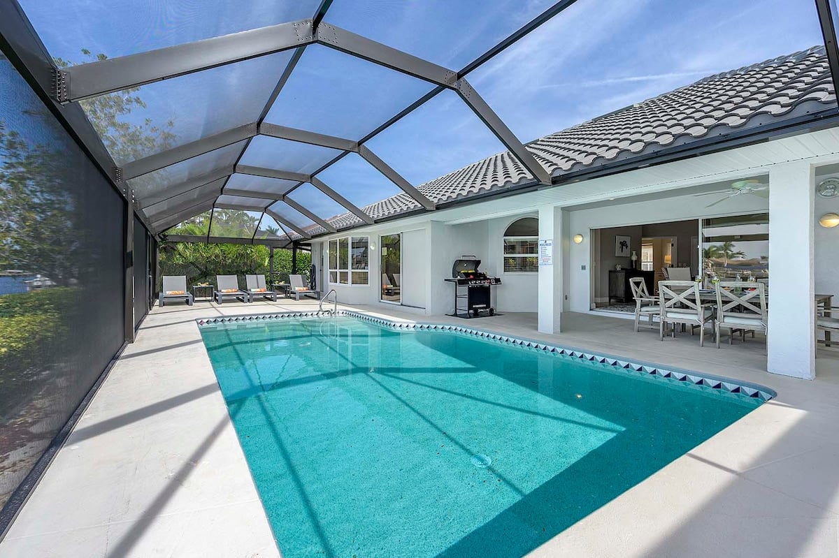 Beheizter Poolbereich mit Sonnenliegen und Blick auf den Kanal.