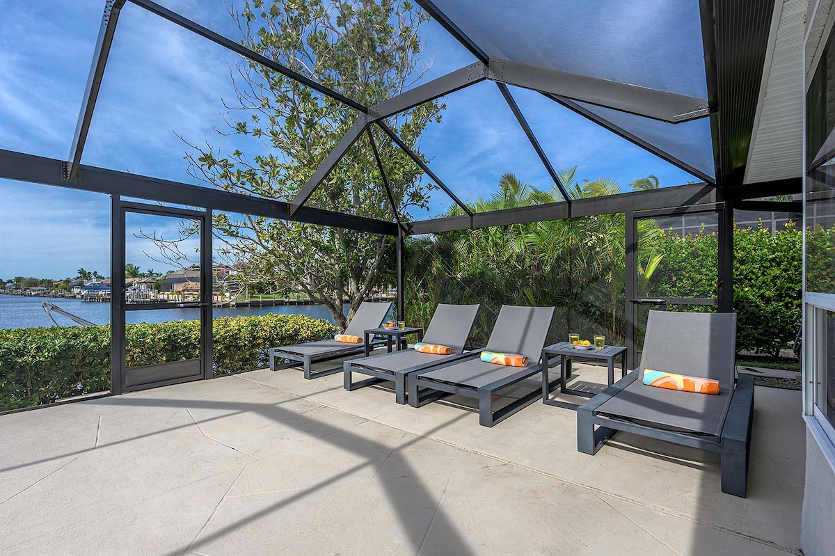 Beheizter Pool auf der Lanai mit Blick auf den Kanal und privatem Bootsdock mit Lift.