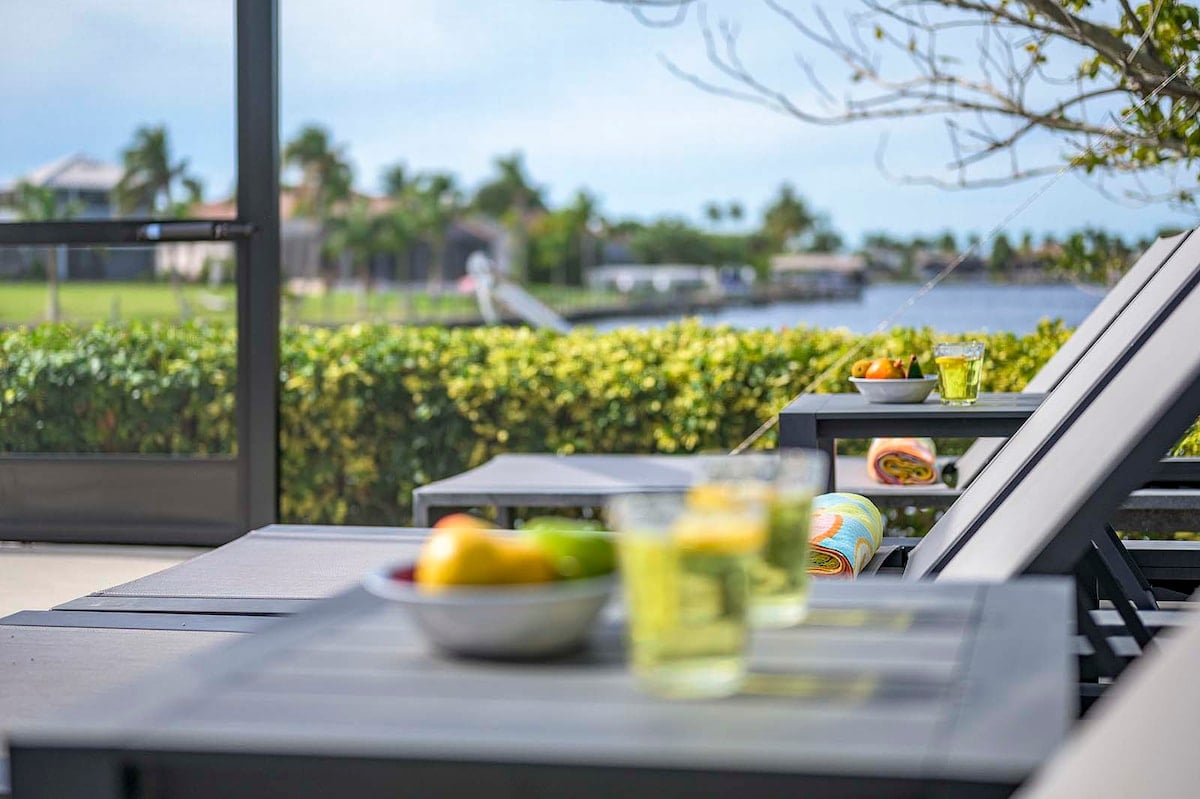Beheizter Poolbereich mit Lanai und Blick auf den Kanal.