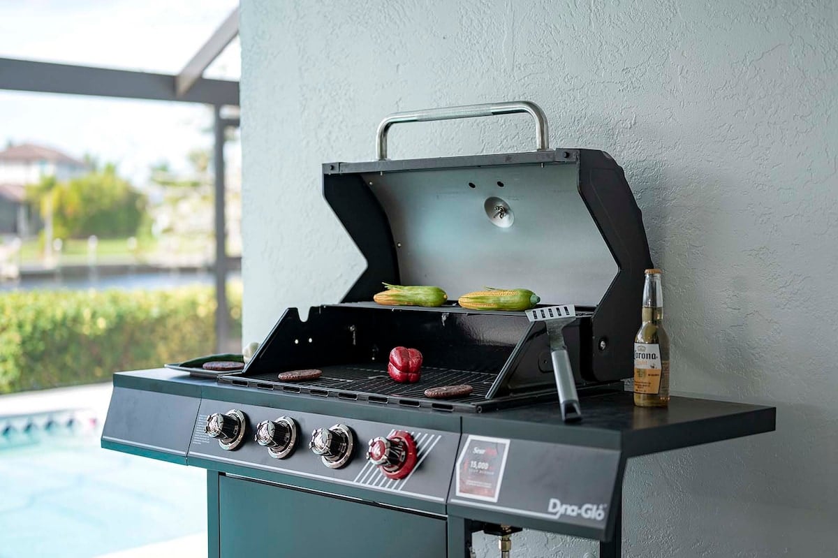 Beheizter Pool auf der Lanai mit Blick auf den Kanal.