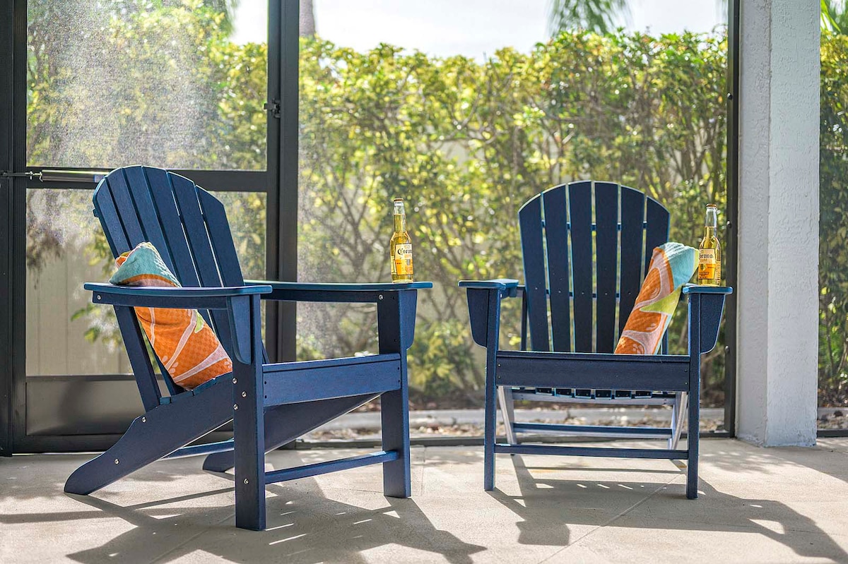 Beheizter Poolbereich mit Sonnenliegen und Blick auf den Kanal.