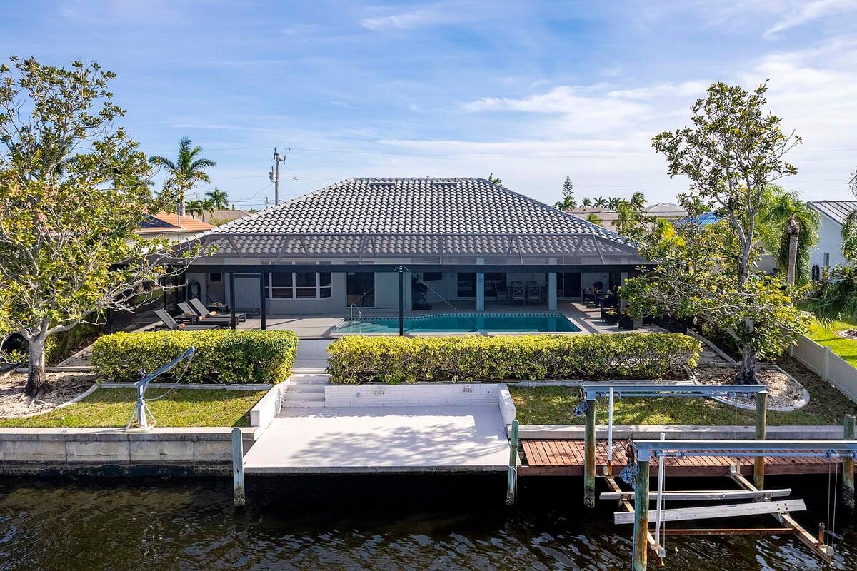 Beheizter Poolbereich mit Sonnenliegen und Blick auf den Kanal.