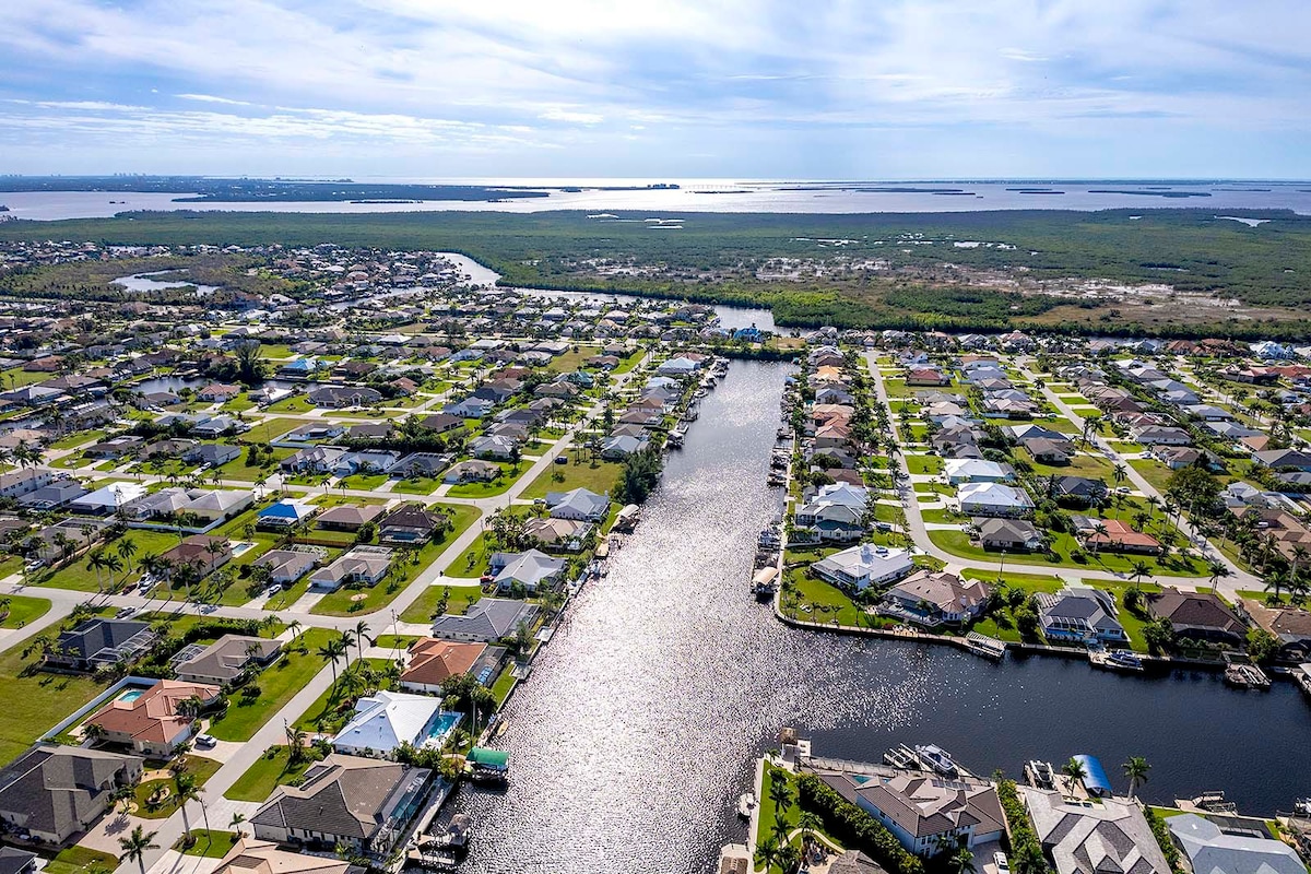 Beheizter Poolbereich mit Sonnenliegen und Blick auf den Kanal.